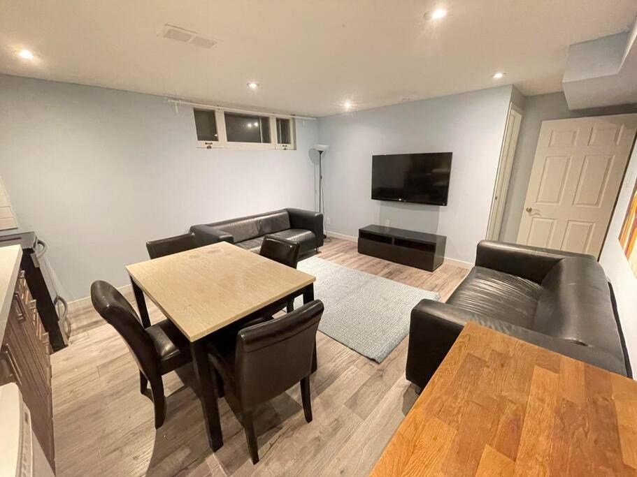 Lovely 2 Bedroom Basement Apartment In Toronto Luaran gambar