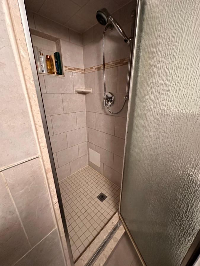 Lovely 2 Bedroom Basement Apartment In Toronto Luaran gambar